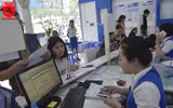 Sợ bị cắt thuê bao, người dân Hà Nội đổ xô đi chụp ảnh chân dung